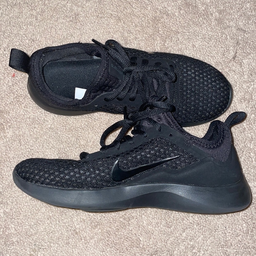 black nike shoes